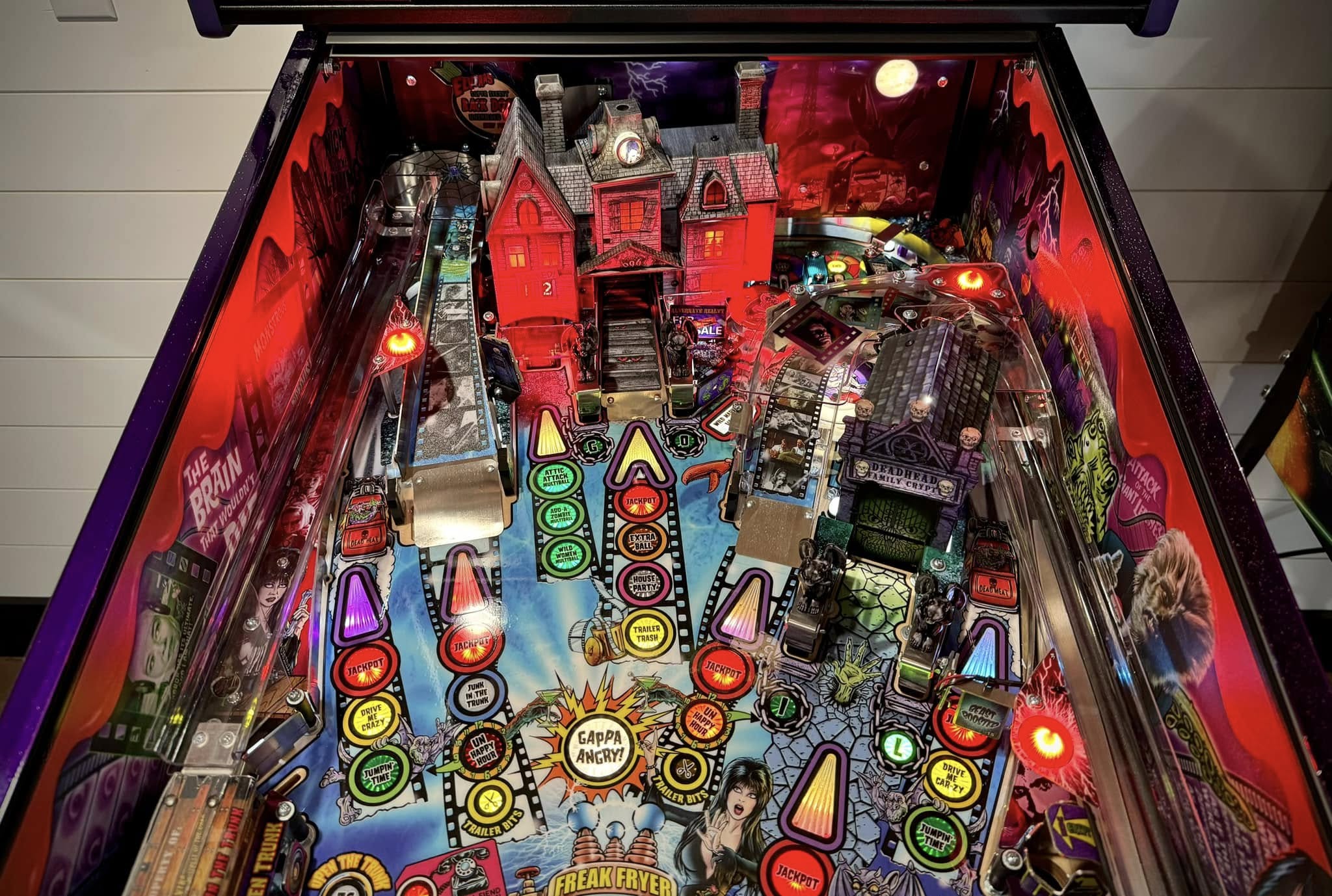 Elvira’s House of Horrors 40th Anniversary Edition - Image 3