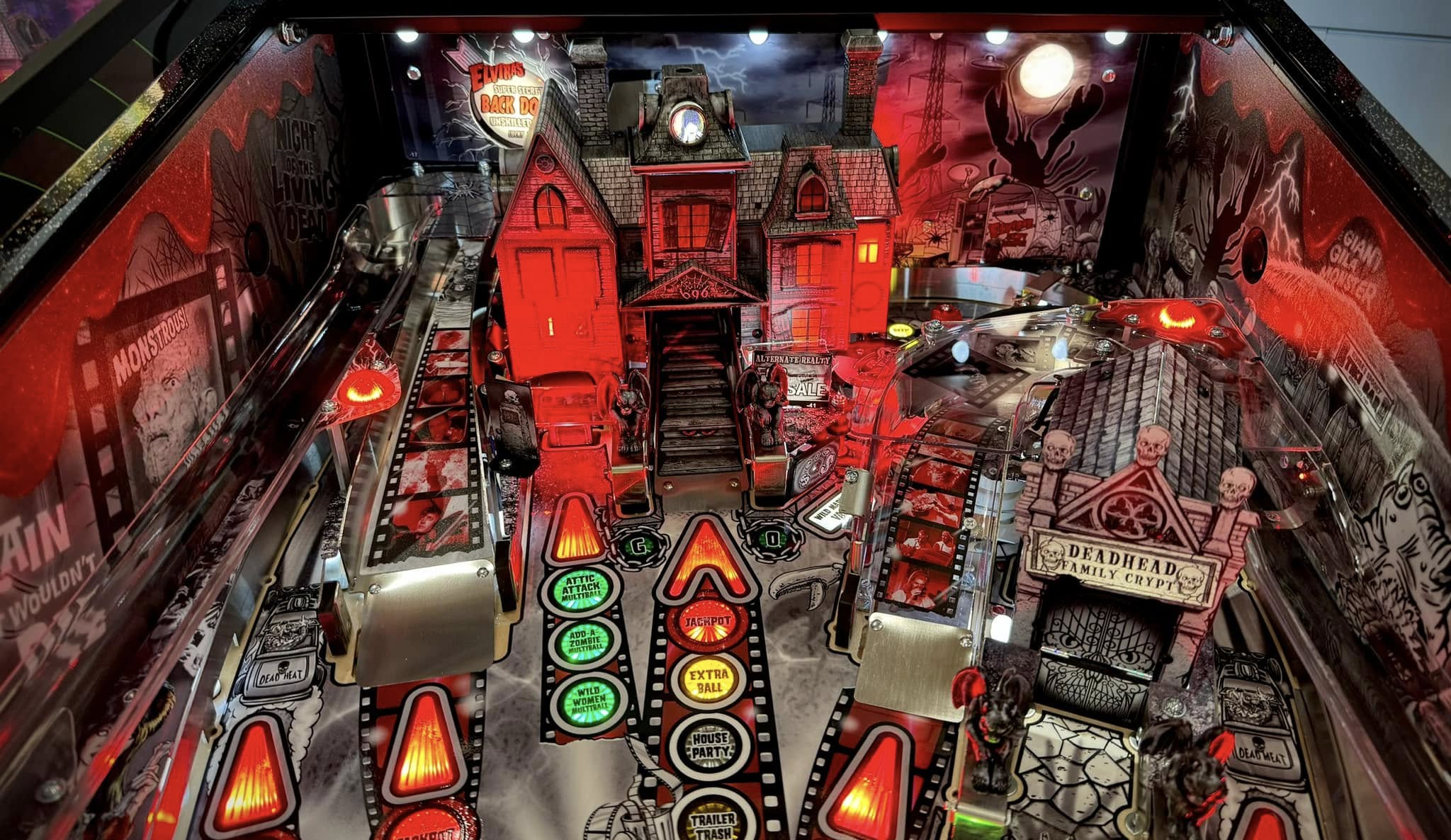 Elvira’s House of Horrors (Blood Red Kiss Edition) - Image 4